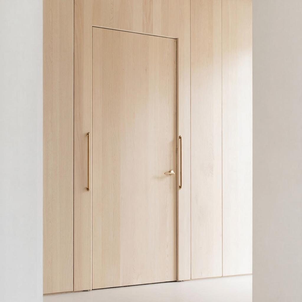 Дверь в скандинавском стиле — лаконичность, свет и практичность